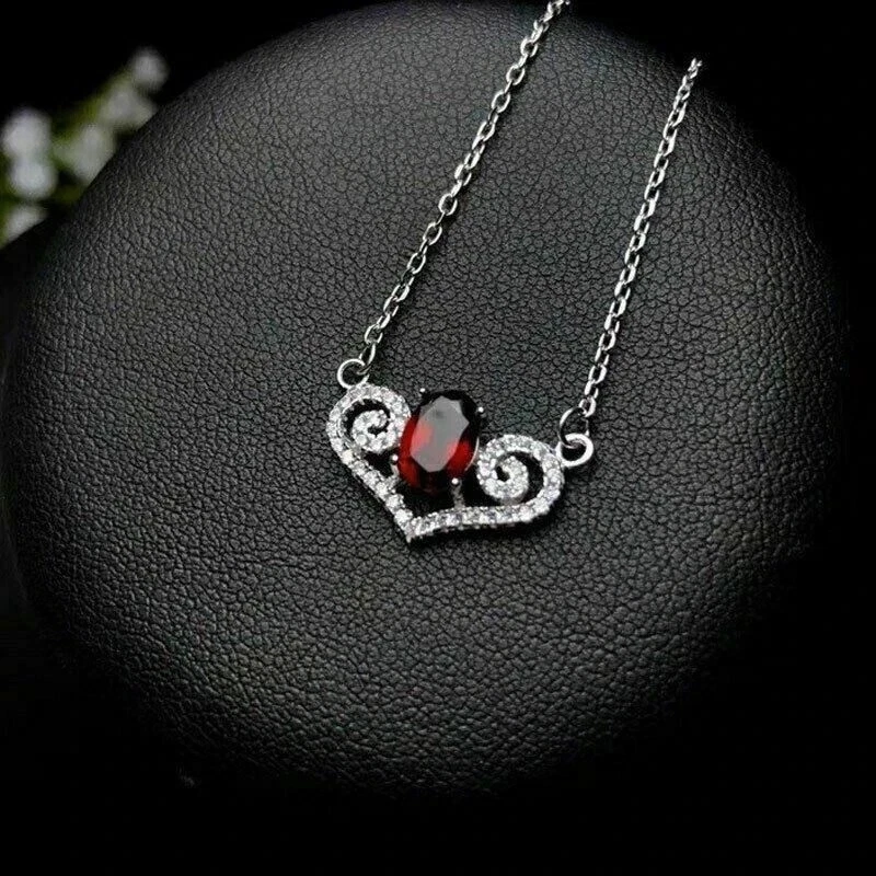 Colgante con dije de granate rojo simulado de corte ovalado de 2 quilates para mujer enchapado en oro blanco de 14 quilates Foto 2 de 4