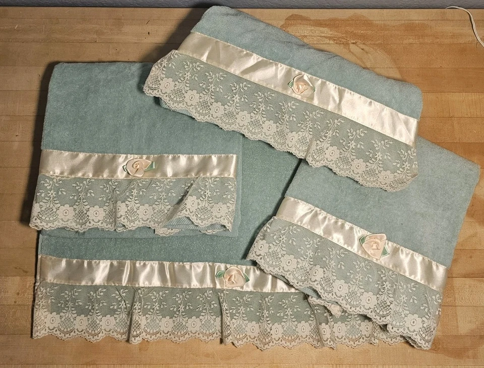 Vtg Avanti Bath Towel Seafoam Green Lace Trim Set 4 1978 Satin Rose Grand Prix  - Image 2 of 4