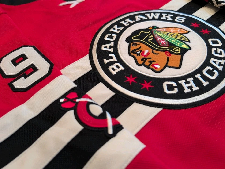 Nueva con etiquetas Camiseta Connor Bedard Chicago Blackhawks Juvenil Invierno Clásica Premier L/XL Foto 3 de 4