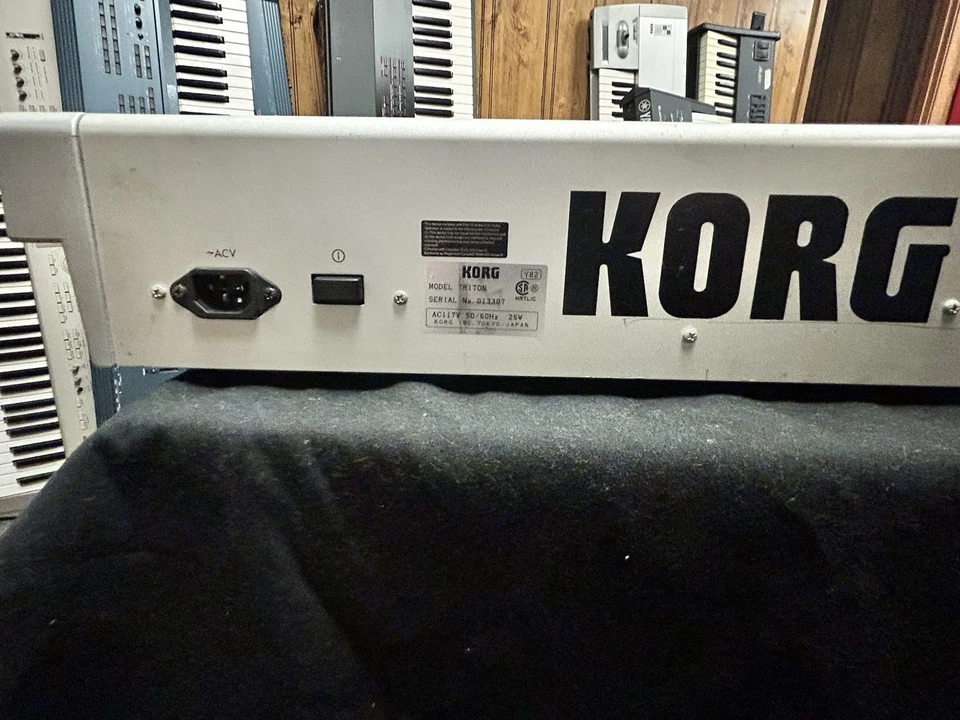 Korg Triton 61-Key Midi Synthesizer Keyboard Music Workstation - Image 3 of 3