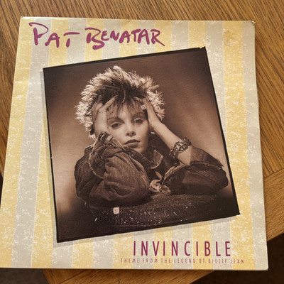 PAT BENATAR / INVINCIBLE / 1985 7'' VINYL / ROCK POP / EX /