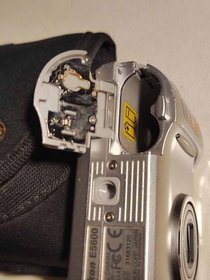 Nikon Coolpix 5600 Digital Camera 5.1MP 3X Optical Zoom SD Card Case Parts Only - Image 4 of 4