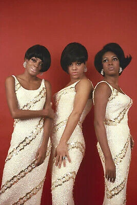 THE SUPREMES DIANA ROSS MOTOWN GROUP POSE ROBES ASSORTIES 24X36 AFFICHE