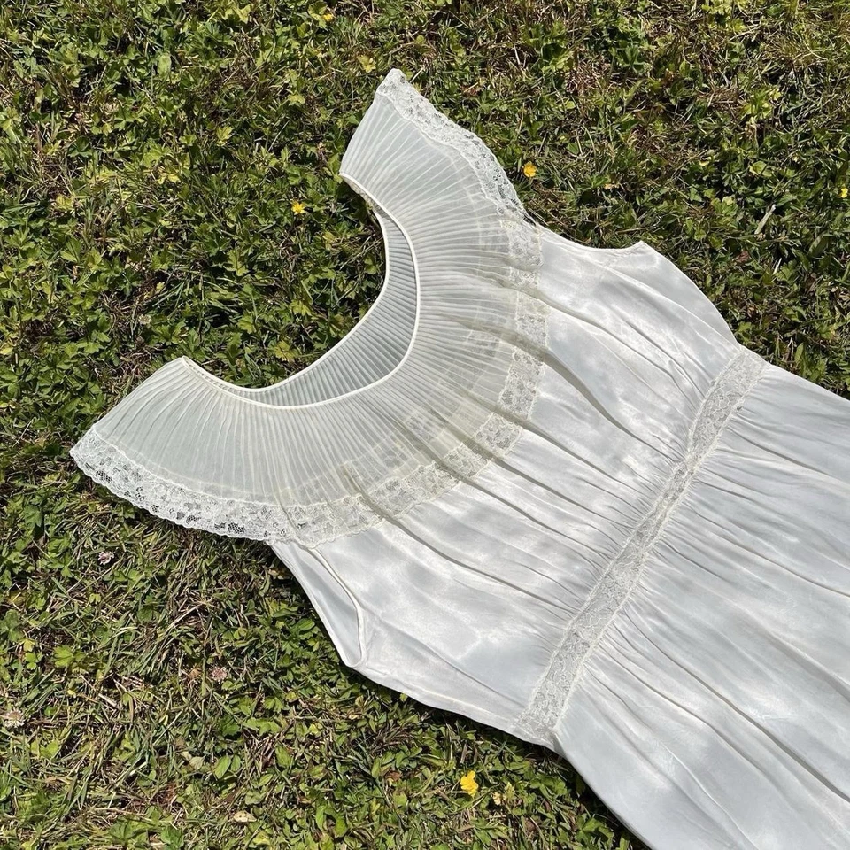 Vestido sin mangas vintage de satén y encaje blanco de los años 40 y 50 de Barbizon Foto 2 de 4