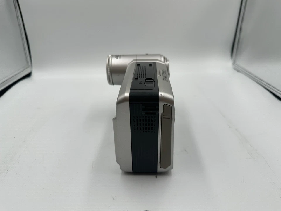 Sharp Hi 8 (VL-AH151U) Viewcam Camcorder - Image 4 of 4