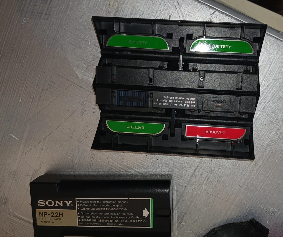 Sony Handycam CCD-M8u Video 8 Camera Recorder, Accessories, Case & Keys UNTESTED - Image 2 of 4