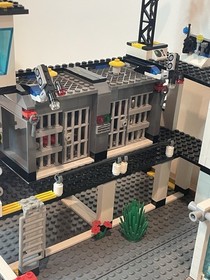 Lego 7744 City: Police Headquarters 95% Complete Minifigures Manuals