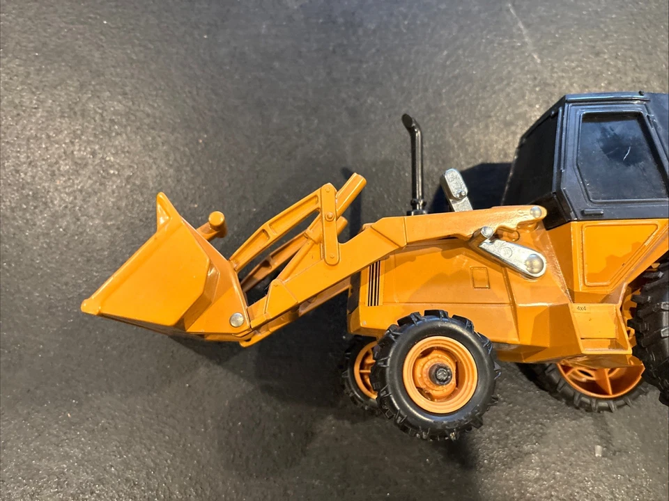 Vintage ERTL 1986 Case Construction King Loader Backhoe 1:16 Scale Diecast - Image 2 of 4