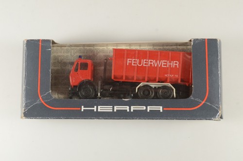 Camión de basura Herpa HO Mercedes Benz Fire Brigage Roll Off - 806516 | Zustand: New