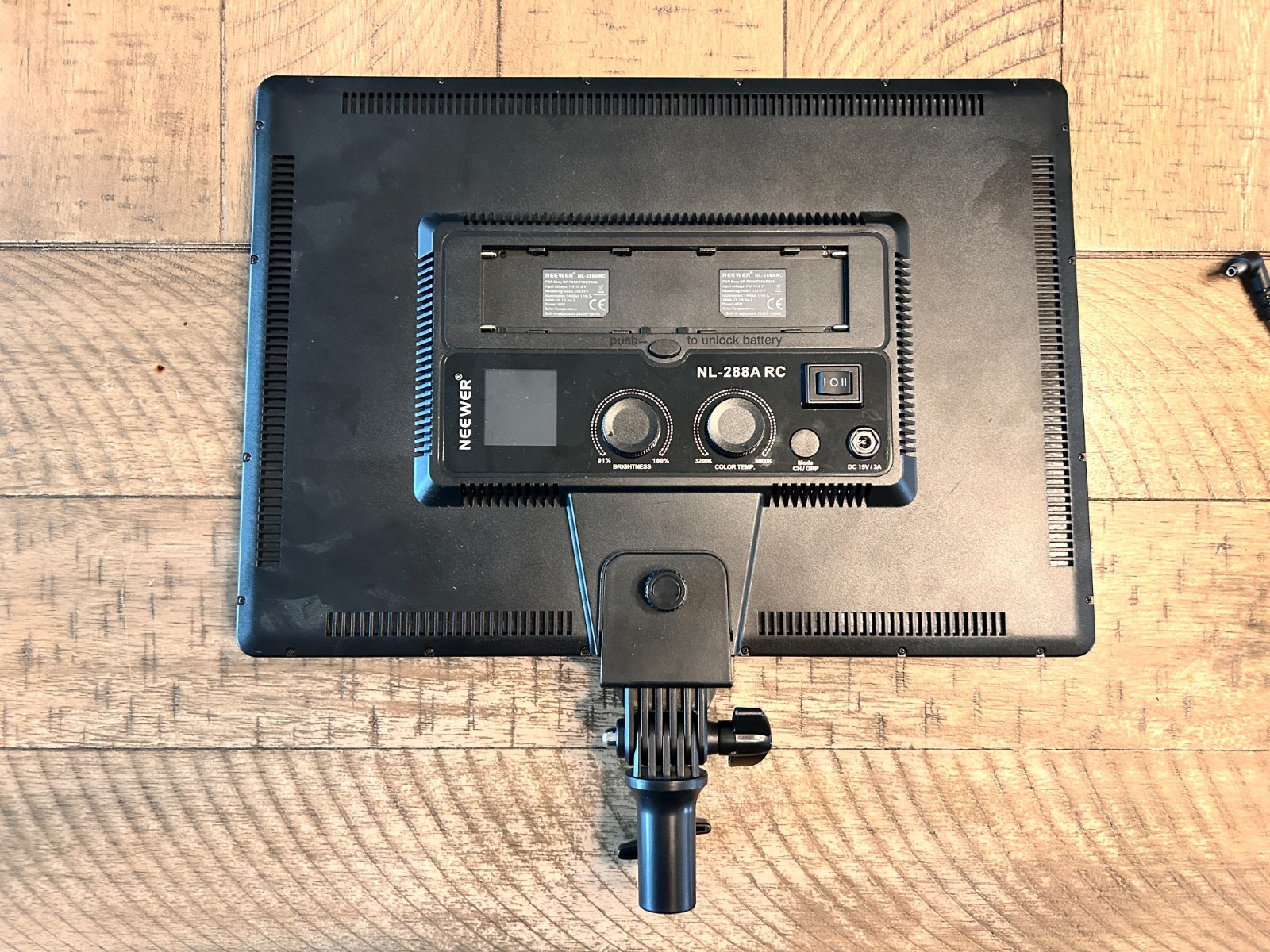 LED Video Light Panel w/Tripod Neewer NL- 288ARC  Dimmable Large