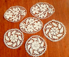 6 Napperons anciens en dentelle - 3 de 19 x 13 cm et 3 de 16 cm de diamètre