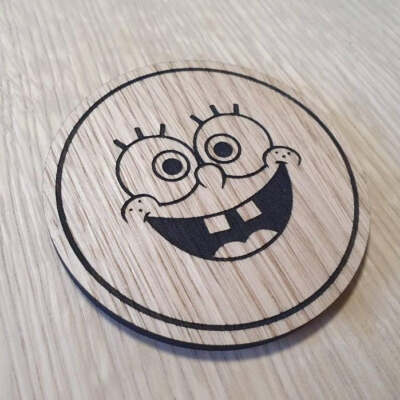 Lasergeschnittene Holzuntersetzer. squarepants face