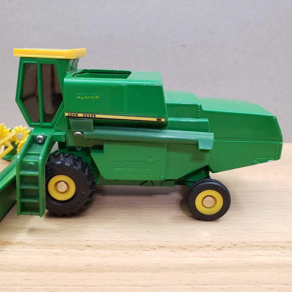 Ertl John Deere Hydro/4 985 Combine with Grain Head Diecast 1:50 - Image 4 of 4