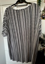 Beautiful long Pleated Black Grey Top  by  Marks & Spencer’s  Size 22 ❤️