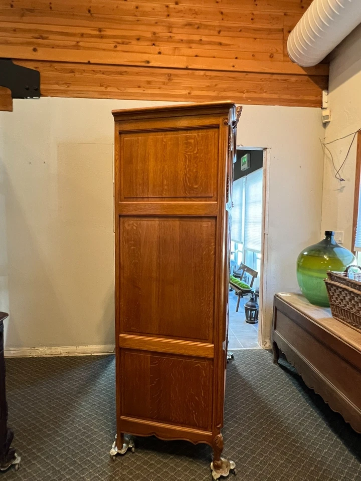 Armario o barra seca vintage de roble belga con puertas correderas y detalles tallados Foto 3 de 4