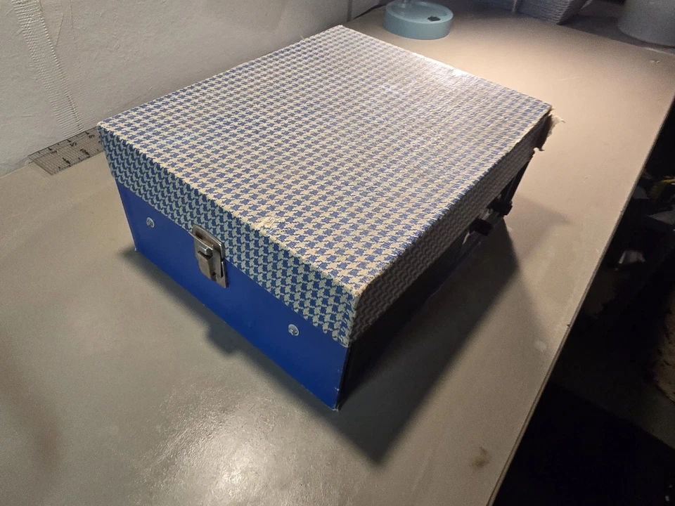 VINTAGE EMERSON BIG-BIG PORTABLE PHONO 3 SPEED RECORD PLAYER - Image 3 of 4