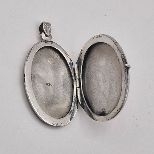Vintage Sterling Silver Oval Locket with Scroll Engraving - Picture 14 of 17