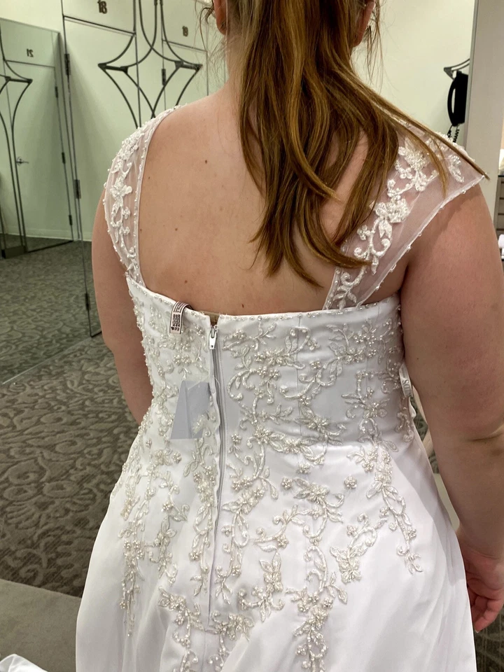 白色婚纱礼服,尺寸 16w — 第 2/2 张图片