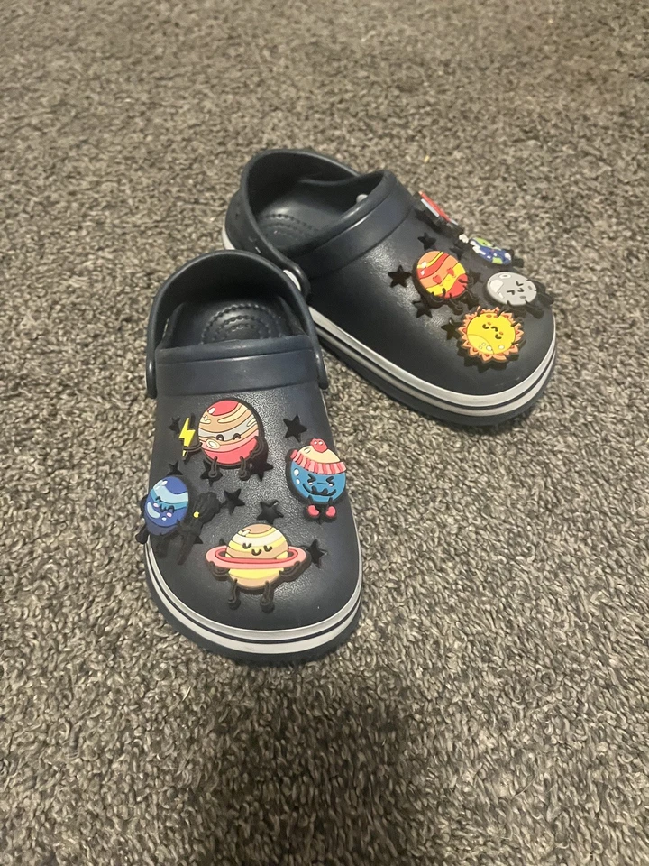 Zapatos de agua Koala para niños azul marino zuecos con estrellas y dijes planeta usados en excelente estado talla 11 Foto 4 de 4