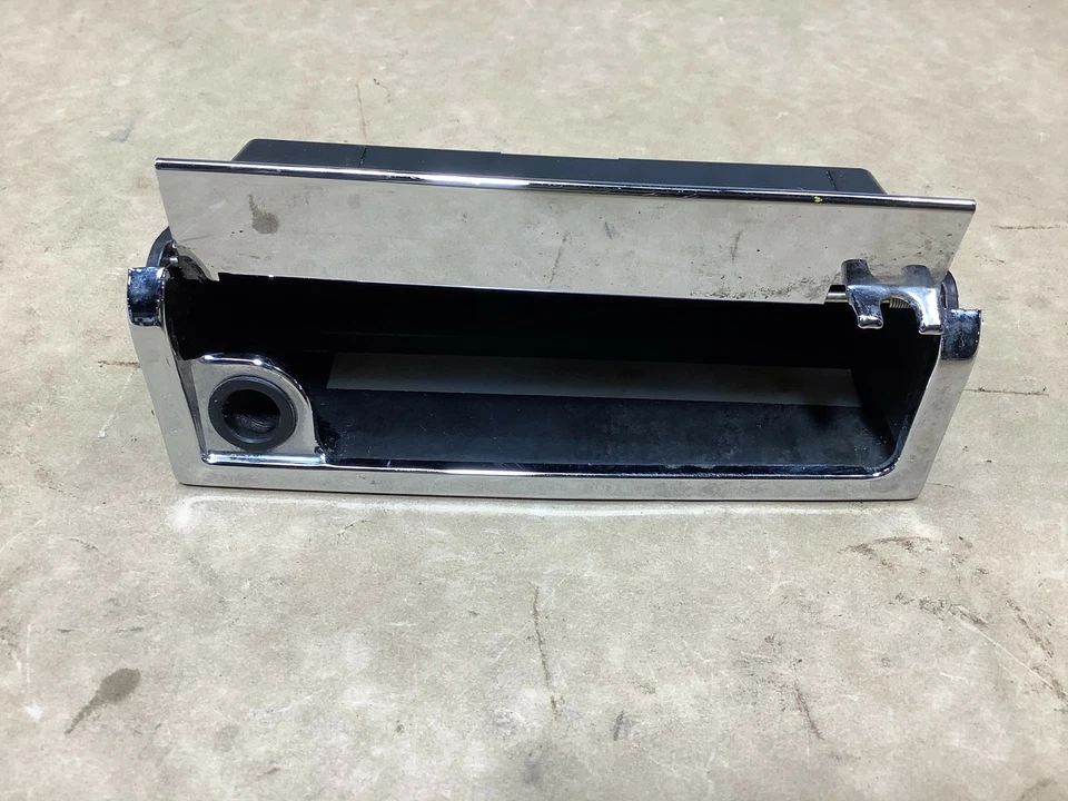 2006 AUDI A8 QUATTRO 4.2L V8 PAINEL FRONTAL CONSOLE BANDEJA DE CINZAS INSERÇÃO ACABAMENTO FABRICANTE DE EQUIPAMENTO ORIGINAL+ - Imagem 2 de 4