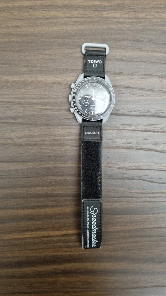 Omega MoonSwatch Mission to the Moon, foto 4 di 5