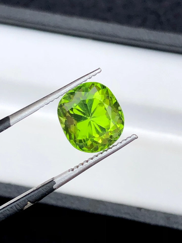 Peridot Cushion Faceted 4.85 ct - Loose Jewelry Gemstone - Image 3 of 3