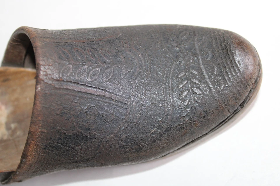 Ancienne paire de sabots d'enfant Art Populaire, bois cuir, long. 16 cm - Photo 4/4