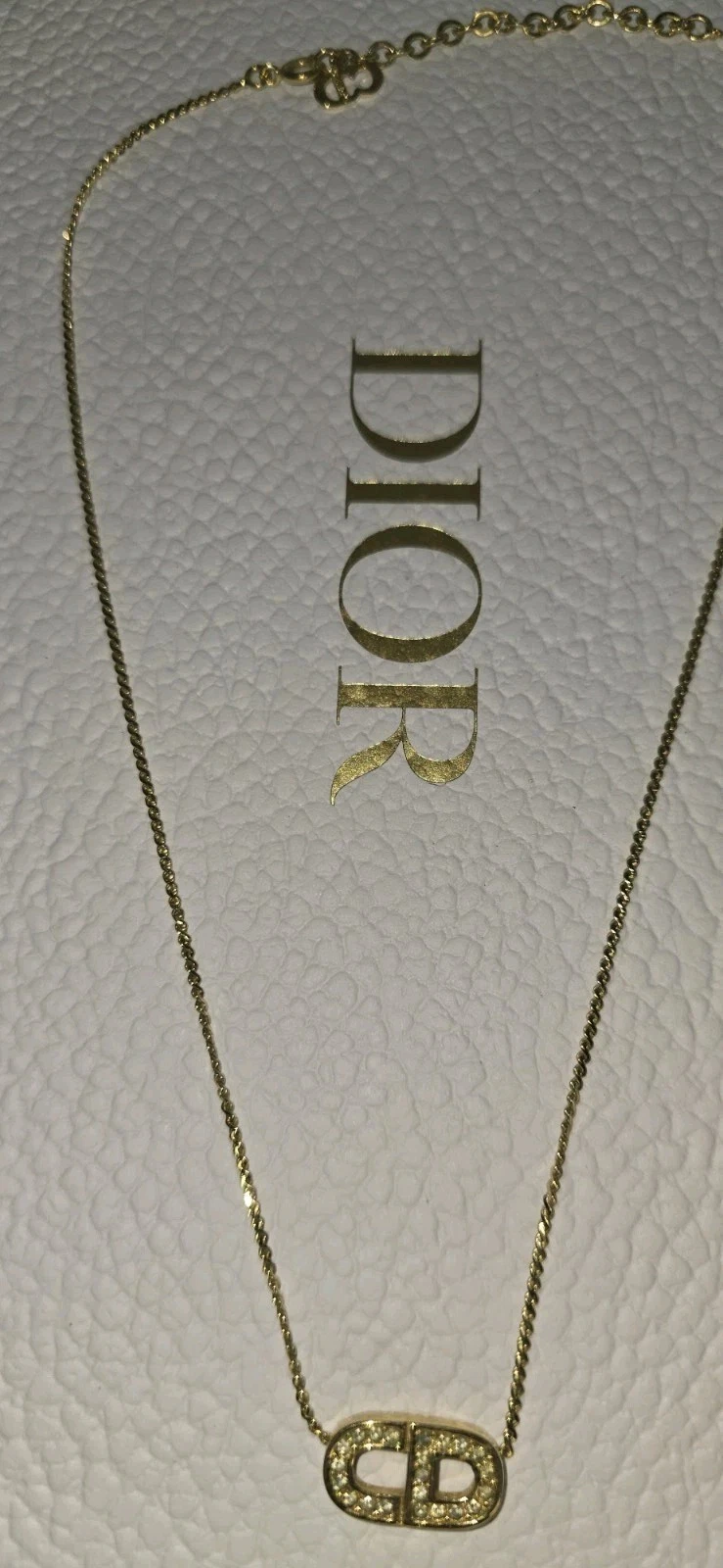 Collana con ciondolo Christian Dior placcato oro logo diamante VINTAGE PERFETTA