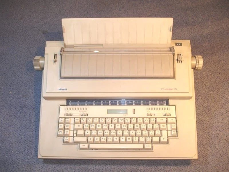 MÁQUINA DE ESCREVER ELETRÔNICA VINTAGE OLIVETTI ET70 EXCELENTE TRABALHO COND 220V SOMENTE GREGO - Imagem 2 de 4