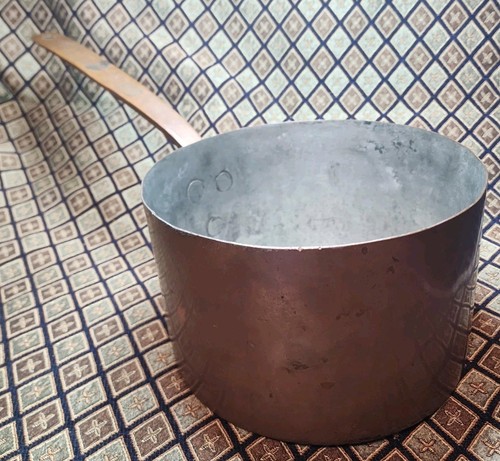"Antigua olla/sartén de cobre martillada a mano con detalle de paloma de 19"" de largo en general"
