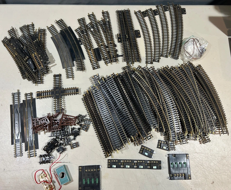 Lot of 125 Atlas Tyco Sector HO Scale Train Tracks Terminals Rerailers Switches - Image 3 of 4