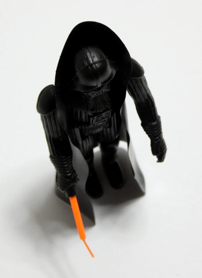 Figurine Star Wars DARK VADOR GMFGI 1977 Avec sabe et cape jouet vintage TBE - Photo 4/4