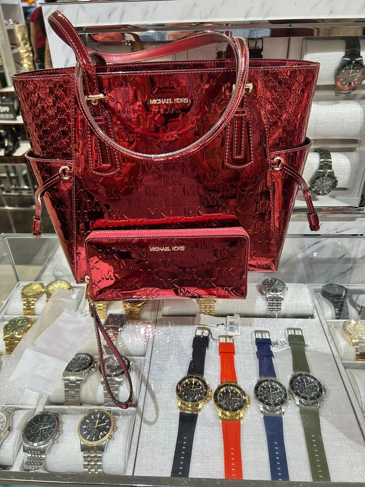 Bolso de Mano Michael Kors Voyager Grande Metálico Logo + Conjunto Cartera Continental Cereza Foto 4 de 4