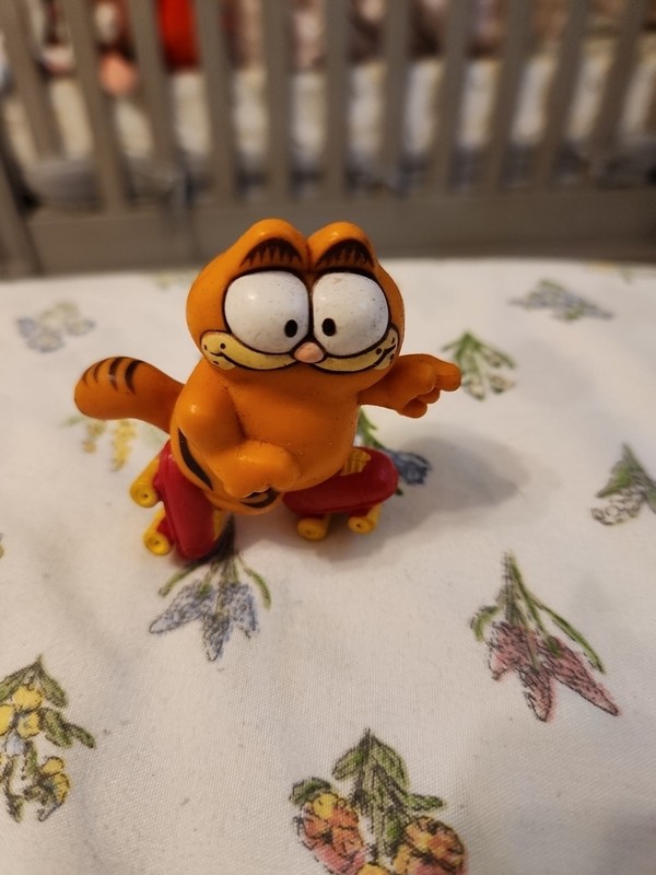 Vintage Garfield Roller Skates PVC Figure Cake Topper United Feature Syndicate