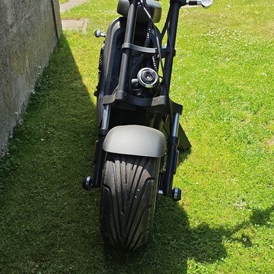 CELBOS L1e-B Elektroroller 60 V 2000 W bis 45 km/h 25 km, 12 Zoll, Display