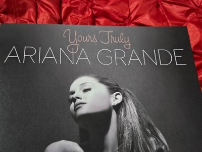 ARIANA GRANDE HAND SIGNED AUTOGRAPHED 11x14 SUPER SEXY SINGER