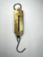 VINTAGE POCKET BALANCE SCALE 25 LB HANGING BRASS SPRING W HOOK .