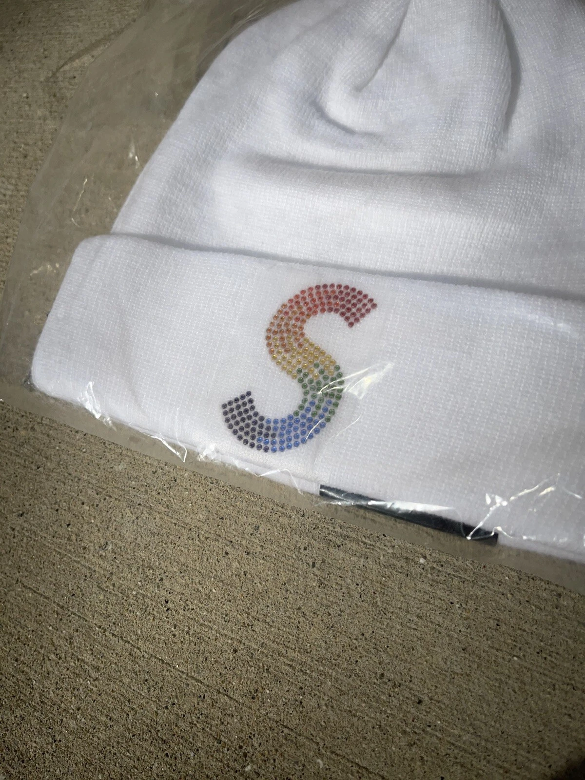 Bonnet blanc avec logo Supreme Swarovski S   Logo boîte au dos
