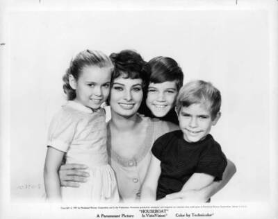 Sophia Loren in a group photograph with three children Houseboat 1- Old Photo