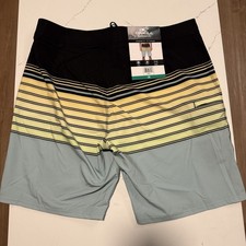 O'Neill Men's Standard Fit 20'' Outseam Board Shorts, Green, Size 38