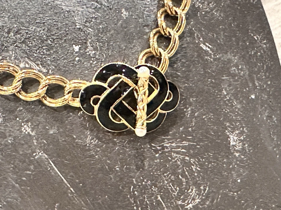 COLLAR TRIFARI ORO DOBLE ESLABÓN 19" ESMALTE NEGRO NUDO CELTA COLGANTE USADO EN EXCELENTE ESTADO Foto 2 de 4