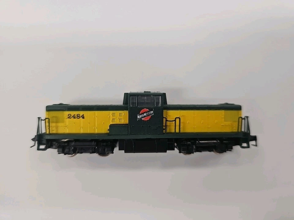 Kato/Con-Cor  701 N Scale Chicago Northwestern Center Cab Switcher 2484 CNW - Image 3 of 4