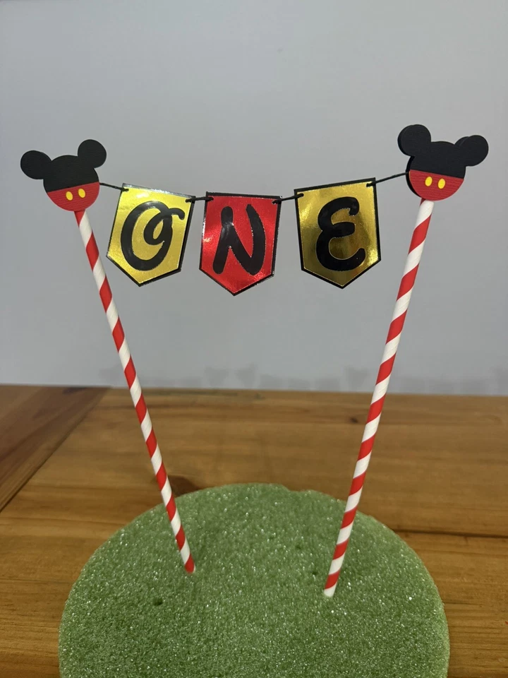 Estandarte adorno de pastel de cumpleaños Mickey inspirado en Disney "UNO" espejo rojo y dorado Foto 2 de 3