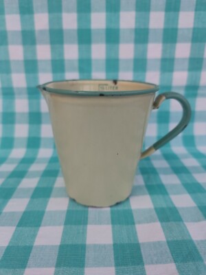 Vintage Retro grün und creme kleine Emaille Ware Kockums Stil Messkanne