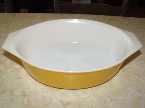 VTG. PRIMARY COLOR YELLOW 045 OVAL PYREX CASSEROLE DISH 2.5 QT. (NO LID)
