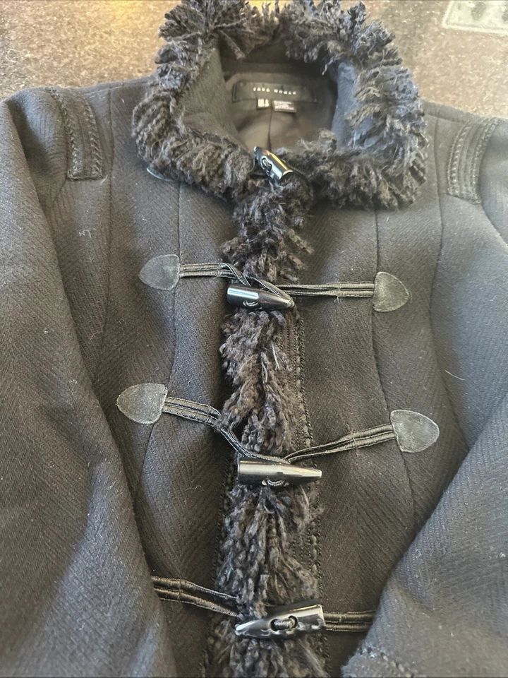 Chaqueta negra Zara para mujer mezcla de lana pequeña militar Penny Lane piel cierre de palanca Foto 4 de 4