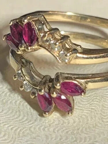 Alianza de boda realzadora envolvente de 2,18 quilates creada con rubí rojo acabado en oro amarillo de 14 quilates Foto 2 de 4