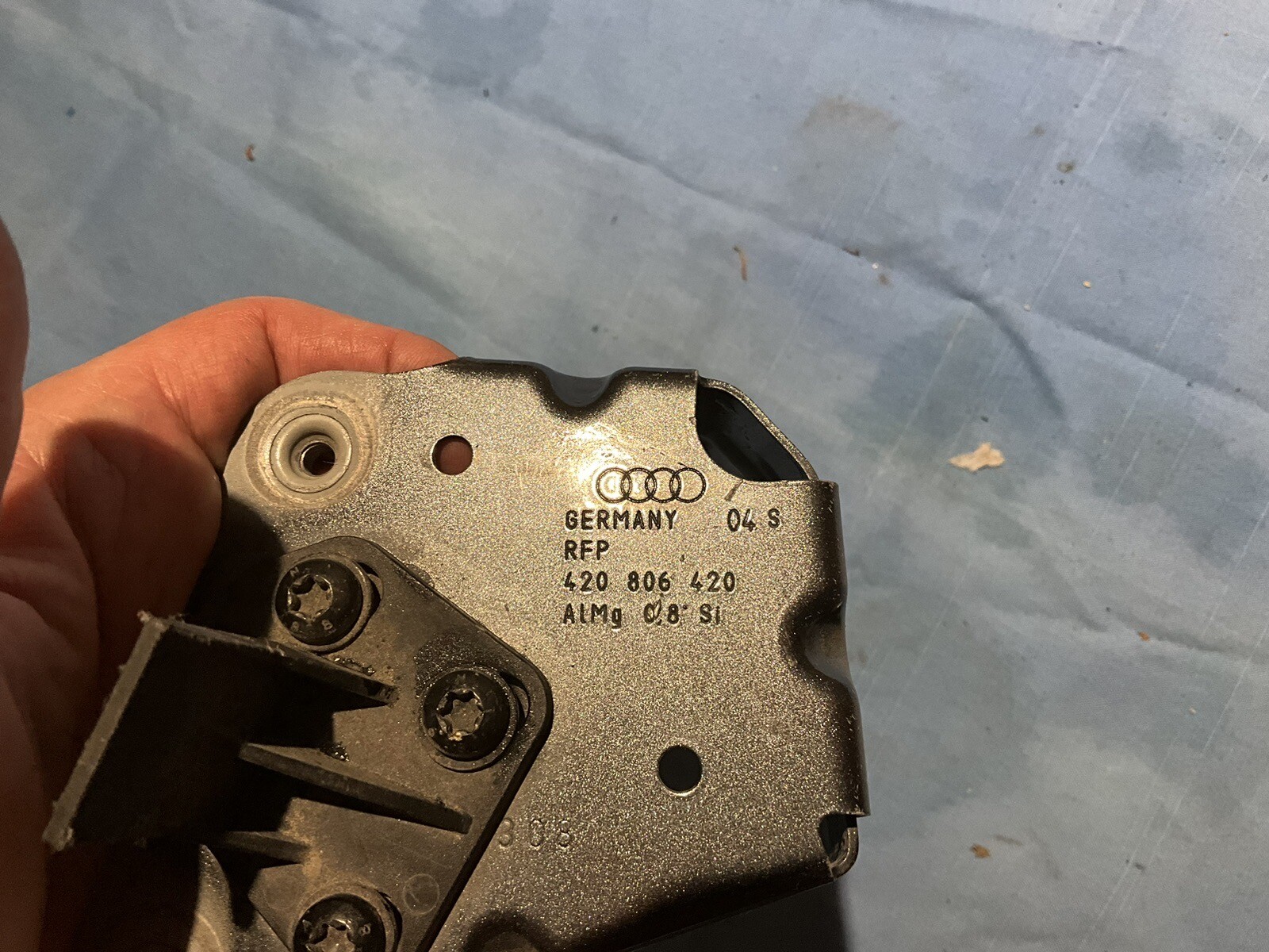 2009-15 AUDI R8 FRONT FENDER MOUNTING 420806420