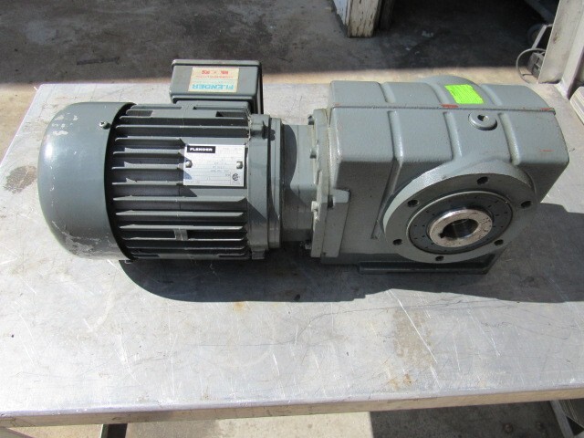 FLENDER CAD48-G80M4 GEARBOX 7RPM OUTPUT 242.86:1 RATIO 30mm BORE