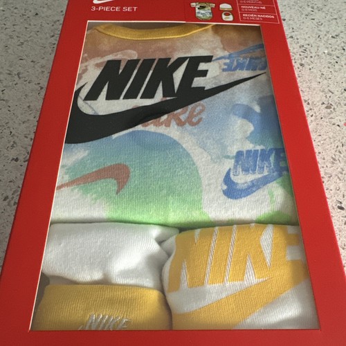 Nike Newborn 3 Piece Set Bodysuit Hat Bib Size 0-6 Months NIB Tie Dyed - Picture 2 of 6